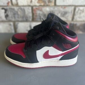 Nike Air Jordan 1 Mid GS Bred Toe Black Noble Red Youth Size 6.5Y 554725-066